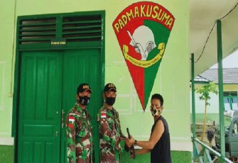 Satgas Pamtas RI-Malaysia Yonif 407/Pk kembali menerima penyerahan 1 pucuk senjata rakitan laras panjang jenis bowman beserta 1 butir munisi secara sukarela 
