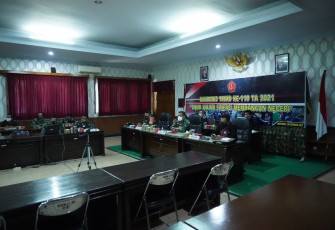 Komandan Korem 071/Wijayakusuma, Kolonel Inf Dwi Lagan Safrudin, S.I.P., selaku PKP (Penanggungjawab Keberhasilan Pelaksanaan) mengikuti Video Conference (Vicon) rapat koordinasi Tentara Manunggal Membangun Desa (TMMD) Ke-110 Tahun 2021, Kamis (18/2/2021) di Aula Jenderal Sudirman Makorem 071/Wijayakusuma, Sokaraja, Banyumas.
