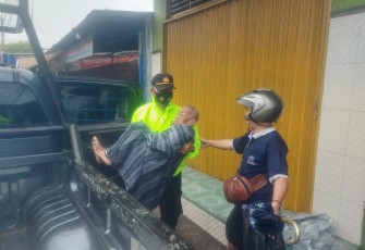 Sat Sabhara Polres Pekalongan Kota melakukan evakuasi korban banjir