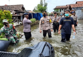 Personel TNI-Polri / Brimob Batalyon B Pelopor Polda Jateng, bersama Forkopimda dan Komunitas yang bergabung Pekalongan Tanggap dari Para Pengusaha Kota Pekalongan telah turun kelapangan ke setiap titik-titik wilayah yang mengalami kebanjiran dalam beberapa hari hampir dua pekan Kota Pekalongan dan sekitarnya dikepung  banjir. 