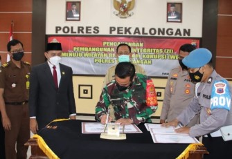 Polres Pekalongan menyelenggarakan penandatanganan Pakta Integritas pada pencanangan Zona Integritas (ZI) menuju Wilayah Bebas Korupsi (WBK) di seluruh jajaran Polres Pekalongan yang bertempat di Aula Mapolres Pekalongan, Senin (22/02/2020).