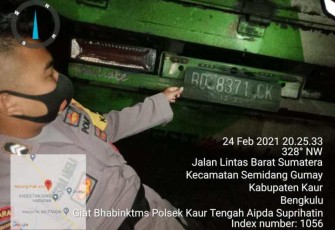 Elak Sapi Truk Muatan Pakan Ternak Tabrak Warung 