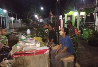 Koramil 11/Warungasem melaksanakan patroli penegakan protokol kesehatan masyarakat Desa Banjiran, Kecamatan Warungasem, Kabupaten Batang, pada Kamis (25/2/21) malam