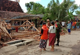 Angin Kencang Robohkan Satu Rumah Warga