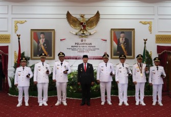 Gubernur Bengkulu Rohidin Mersyah Foto Bersama Usai Melantik Tujuh Bupati dan Wakil Bupati 
