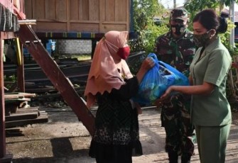 Mayjen TNI Andi Sumangerukka Bagikan Paket Bantuan di Buton
