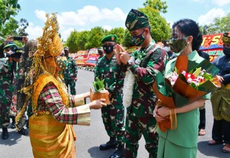 Prajurit dan PNS Korem 033/Wira Pratama Ikuti Acara Tradisi Penerimaan Danrem 033/Wira Pratama