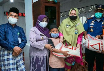 Walikota Rahma Salurkan Bantuan Sembako di Masjid 