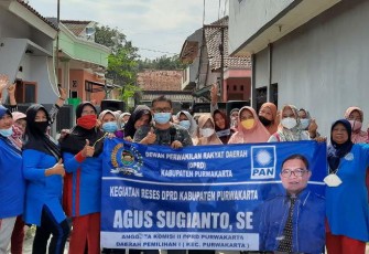    Anggota DPRD Kabupaten Purwakarta Agus Sugianto Bersama Para Ibu Rumah Tangga di Lingkungan Perum Hegarmanah Cisereuh Purwakarta (foto : Klikwartacom)