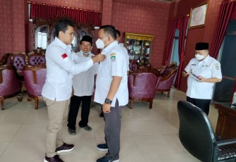 Bupati Seluma  Erwin Octavian SE Menyematkan Pin HIPMI