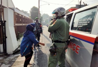 Babinsa Kelurahan Kratonan Koramil 03 Serengan Kodim 0735 Surakarta Sersan Mayor (Serma) Yudhi Widianto bersama Lurah (Diah Widiastuti, SE) dan Linmas (Tri Wahyu) mengantar warga Kratonan untuk melaksanakan Swab di Rumah Sakit Bung Karno