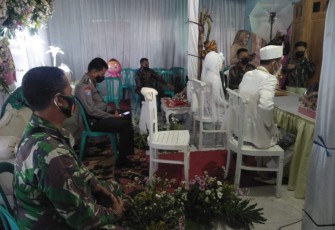 Serka Samsul Imam Babinsa Jetak Koramil 04/Sdh Kodim 0725/Sragen bersama Bripka Suroto Babinkamtibmas desa Jetak, Polsek Sidoharjo melaksanakan pengawasan terhadap pelaksanaan hajatan mantu di rumah Ibu Poni warga dk. Jambangan RT 05/07, desa Jetak, Sidoharjo yang melaksanakan hajat mantu dengan hiburan campursasi. 