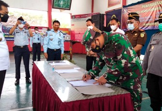 Dandim 0736/Batang Letkol Arh Yan Eka Putra menandatangani Kerjasama Rutan dalam Rangka Pengamanan Rutan ( rumah tahanan ) Kelas II B Batang.