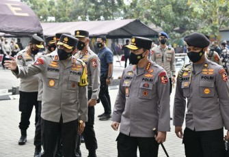 Kapolri Jenderal Polisi Listyo Sigit Prabowo meninjau langsung pelaksanaan vaksinasi Covid-19 tahap II jajaran Polda Jawa Barat (Jabar). Vaksinasi itu diberikan kepada 36.292 jajaran Polda Jawa Barat yang terdiri dari, anggota Polri, PNS, pegawai harian lepas Polri dan awak media. 