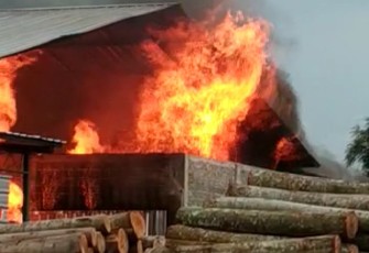 Terjadi Kebakaran yang diduga karena Oven berlebih muatan, sehingga api membakar ruangan oven pabrik kayu CV. Mulya Abadi di Desa Banyuputih, Kecamatan Banyuputih, Kabupaten Batang, Rabu (17/3/21) sore.