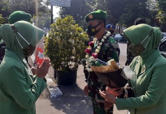 Komandan Korem (Danrem) 073/Makutarama Kolonel Arm Putranto Gatot Sri Handoyo, S.Sos, M.M., didampingi Ketua Persit KCK Koorcab Rem 073/Makutarama, Ny. Henny Putranto Gatot Sri Handoyo, Kasiter, Kasi Intel Korem beserta istri melaksanakan kunjungan kerja ke Kodim 0715/Kendal. Kamis, (18/3/2021).