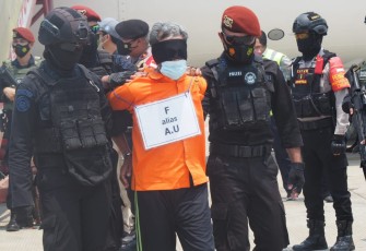 Para teroris tiba di Bandara Soekarno Hatta, Tangerang, Banten, sekitar pukul 12.20 WIB menggunakan pesawat Lion Air Boeing 737-900 PK-LSH.