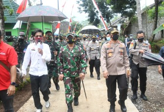 Pangdam IV/Dip Mayjen TNI Rudianto dan Kapolda Jawa Tengah Irjen. Pol. Drs. Ahmad Luthfi, S.H., S.St., M.K., bersama rombongan meninjau pelaksanaan TMMD Reg ke-110 TA 2021 Kodim 0714/Slg  di Desa Ketapang Kec. Susukan Kab. Semarang, Senin (22/3/2021).