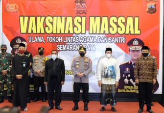 Kapolri Jenderal Listyo Sigit Prabowo meninjau vaksinasi massal terhadap ulama, tokoh lintas agama dan santri di aula Masjid Agung Jawa Tengah, Rabu (24/3/2021).