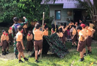 Personel Satgas Pamtas RI-MLY Yonif 407/PK melatih anak-anak Pramuka dalam mendirikan tenda, di SDN 08 Muakan yang berada di Dusun Muakan Hulu, Ds. Muakan Petinggi, Kec. Ketungau Hulu, Kab. Sintang, Kalimantan Barat. Rabu (24/03/21).