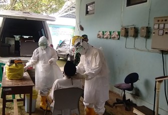 Babinsa Desa Kepundung Koramil 05/Reban Kodim 0736/Batang Serda Dahroni melaksanakan pemantauan secara langsunh test swab polymerase chain reaction (PCR) hasil tracing di Puskesmas Kecamatan Reban, Kabupaten Batang. Kamis (25/3/2021).