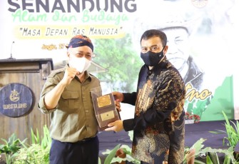 Kapolda Jateng Irjen Pol Ahmad Luthfi saat menghadiri acara Senandung Alam dan Budaya bertajuk “Masa Depan Ras Manusia” yang diselenggaralkan oleh Dirjen BKSDAE Kementrian Lingkungan Hidup dan Ekosistem di West Lake Resto Sleman Yogyakarta, Pada Sabtu (27/03/2021).