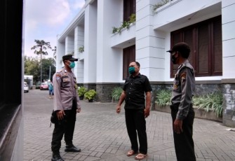 Antisipasi gangguan keamanan dan memastikan keamanan dan kenyamanan saat pelaksanaan kegiatan ibadah gereja di wilayah Polres Pekalongan Kota Polda Jawa Tengah melakukan patroli dan penjagaan di gereja, Minggu, (28/03/2021).