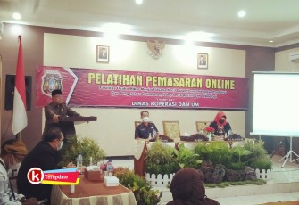 Walikota Santoso Berikan Sambutan Pengarahan Dihadapan Pelaku Usaha Mikro (foto : Faisal NR / Klik Warta) 