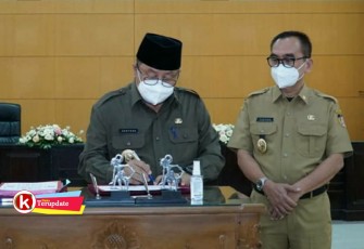 Walikota Santoso Didampingi Wawali Tjutjuk Sunario Tanda Tangani Pakta Integritas Visi Misi Blitar Keren (foto : Faisal NR / Klikwarta.com Blitar) 