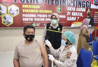 Personil Polres Tebing Tinggi Ikuti Giat Vaksinasi Covid-19