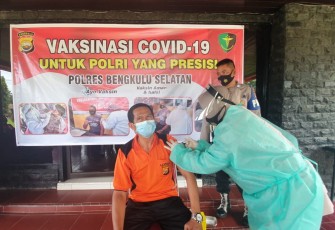 30 Personil Polres Bengkulu Selatan di Vaksin Sinovac 