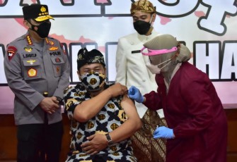 Bersama Wali Kota Solo Kapolri Tinjau Vaksinasi Dosen dan Pemuka Lintas Agama
