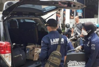 Densus 88 Bawa Tiga Koper Barang Bukti Teroris di Bekasi