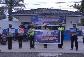 Kasat Lantas Pimpin Personil Berbagi Takjil di Simpang Beo