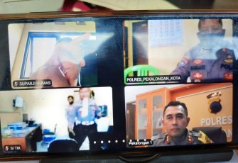 Anggota Polres Pekalongan Kota dari jajaran Polsek Bhabinkamtibmas, Para Kabag, Kasat dan Kasie mengikuti kegiatan Anev Penanganan Covid 19 yang digelar secara virtual oleh Kapolres Pekalongan Kota. 
