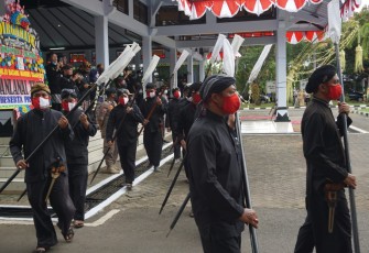 Pemerintah Kabupaten Batang menggelar Kirab Pusaka Tombak Abirawa dengan cara berkeliling di seputaran Halaman Pendopo Kabupaten Batang, Senin (5/4/21)