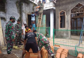 Koramil 12/Tulis jajaran Kodim Batang, Danramil bersama para Babinsanya membantu masyarakat merenovasi pembangunan Mushola Al-ikhlas di Dukuh Kepanjen, Desa Kebumen, Kecamatan Tulis, Kabupaten Batang, Selasa (6/4/21)