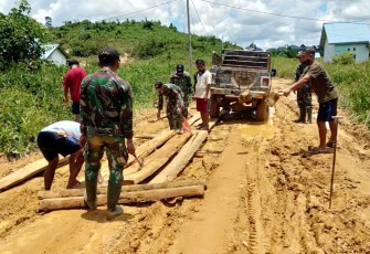 Satgas Pamtas RI-MLY Yonif 407/PK Pos Koki Sei Beruang melaksanakan kegiatan karya bhakti bersama warga Sungai Beruang memperbaiki jalan yang rusak dan berlumpur yang berada di Dusun Sei Beruang, Ds. Sei Tekam, Kec. Sekayam, Kab. Sanggau, Kalimantan Barat. Selasa (06/04/2021).