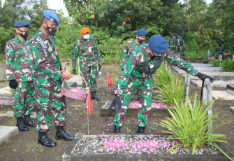 Lanud Smo. Dalam rangka peringatan ke-75  Hari TNI Angkatan Udara, anggota Lanud Adi Soemarmo dan Depohar 50  melaksanakan ziarah rombongan di  Taman Makam Pahlawan (TMP) Kusuma Bakti Jurug, Surakarta. Kamis (8/4)