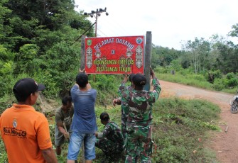 Satgas Pamtas RI-MLY Yonif 407/PK Pos Sei Tekam bersama dengan masyarakat perbatasan melaksanakan karya bhakti pemasangan papan nama Dusun Sungai Amplas di Ds. Sungai Tekam, Kec. Sekayam, Kab. Sanggau, Kalbar.