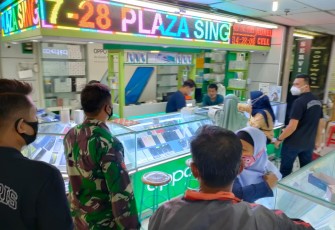 Babinsa Kemlayan Koramil 03 Serengan Kodim 0735 Surakarta  Koptu Catur Handoko bersama Satpam adakan pengecekan tentang penerapan PPKM Berbasis Mikro, Sabtu 10 April  2021 Pukul 10.00 wib -Sampai Selesai di Mall Matahari Singosaren Plaza Kemlayan  Kecamatan Serengan Kota Surakarta. 