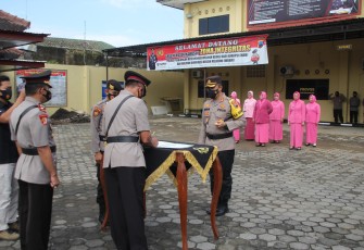 Kapolres Pekalongan Kota Polda Jawa Tengah AKBP M Irwan Susanto, S.I.K, SH,MH pimpin serah terima jabatan Wakapolres, dihalaman Mapolres Pekalongan Kota Senin, (12/04/2021)