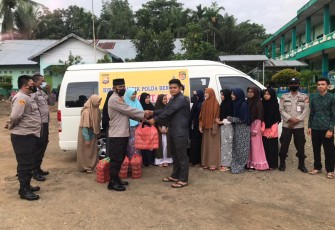 Polda Bengkulu Bagikan Takjil 