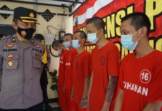 Kabag Ops Polres PurbaIingga Kompol Pujiono saat memberikan keterangan saat konferensi Pers, Jumat (16/4/2021)