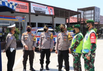 Kapolres Kendal AKBP Raphael Sandhy Cahya Priambodo, S.I.K. laksanakan pengecekan Pospam terkait kesiapan penyekatan jalur mudik 2021 untuk mencegah penyebaran Covid 19 di wilayah hukum Polres Kendal yang dilaksanakan di Pos Rest Area KM 391 A Rowobranten Kecamatan Ringinarum Kabupaten Kendal pada hari Senin 19/4/2021.