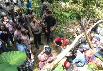 Polres Purworejo , Brimob dan kodim 0708 Purworejo membuka Akses jalan Kabupaten Purworejo yang melewati Desa Wadas Jumat (23/04) Siang