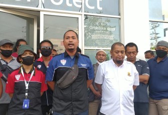 Puluhan pengemudi driver Grab yang tergabung dalam Driver Online Semarang Bersatu menggeruduk kantor Grab yang berada di Ruko Metro Square, jalan Imam Bonjol kota Semarang, Senin (26/4) pukul 11.00 WIB.