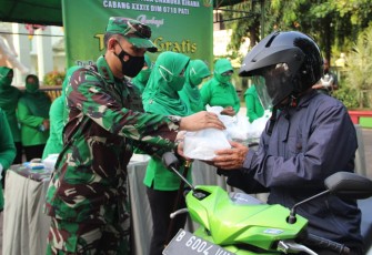 Dandim Pati didampingi Ketua Persit membagikan takjil