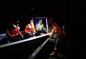Purnomo (43 th) alias Pepeng warga Kampung Kenteng RT 04/05 Kelurahan Argomulyo Salatiga berhasil di evakuasi ketika terjebak enceng gondok saat mencari ikan di areal Rawa Pening Dusun Gondangsari Desa Rowoboni Banyubiru Kabupaten Semarang. Selasa (27/04/2021)