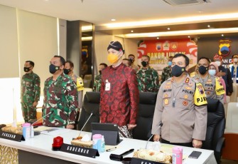 Kapolda Jateng Irjen Pol Ahmad Luthfi membuka, mengisi materi dan menutup kegiatan pelaksanaan Rakor Lintas Sektoral, dalam Operasi Ketupat Candi 2021 di Ruang Vicon Lt. 7 Mapolda Jateng, Pukul 08.00 Wib, Kamis, (29/4/2021).